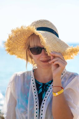 Deniz kıyısında şapkalı bir kadın. Seçici odaklanma. Çocuk.