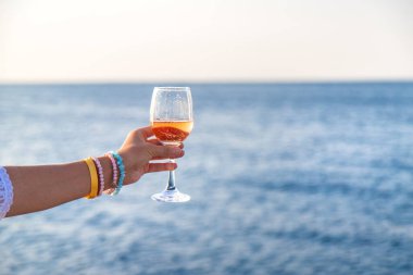 Deniz kıyısında bir bardakta şarap. Seçici odaklanma. Seyahat.