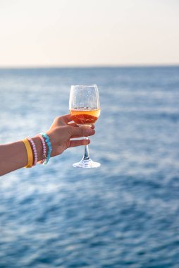 Deniz kıyısında bir bardakta şarap. Seçici odaklanma. Seyahat.