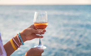 Deniz kıyısında bir bardakta şarap. Seçici odaklanma. Seyahat.