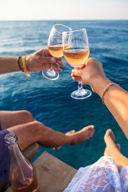 Deniz kıyısında bir bardakta şarap. Seçici odaklanma. Seyahat.