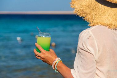 Deniz kenarında kokteyller. Seçici odaklanma. İç..