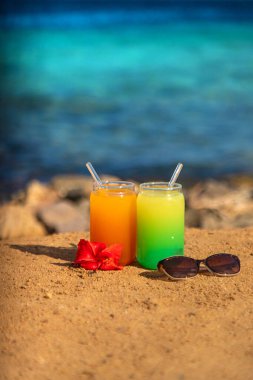 Deniz kenarında iki kokteyl. Seçici odaklanma. İç..