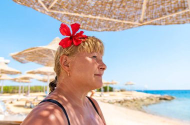 Denizde plajda dinlenen bir kadın. Seçici odaklanma. seyahat.