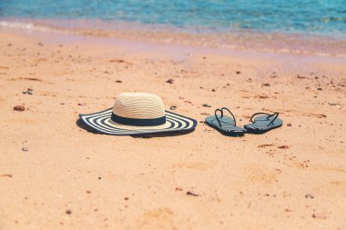 Şapka ve plaj terlikleri. Seçici odaklanma. Seyahat.