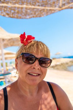 Denizde plajda dinlenen bir kadın. Seçici odaklanma. seyahat.