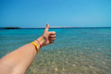 Gökyüzüne karşı bir sınıfın eli. Seçici odaklanma. yaz.