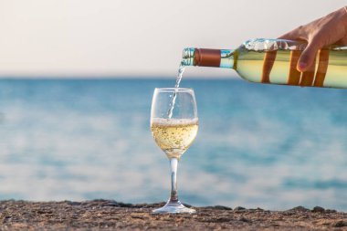 Denizde elinde bir bardak şarap olan bir kadın. Seçici odaklanma. yaz.