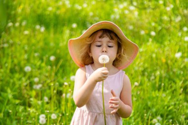 Bahçesinde karahindiba olan çocuk. Seçici odaklanma. Doğa.