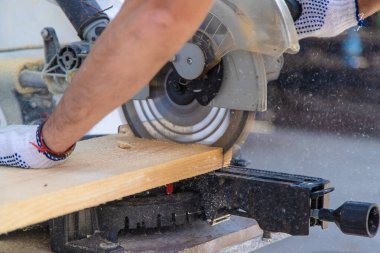 Bir adam kereste fabrikasıyla odun kesiyor. Seçici odaklanma. El..