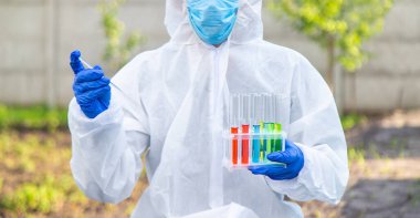 Alandan toprak örnekleri alıyorum. Seçici odaklanma. Doğa.