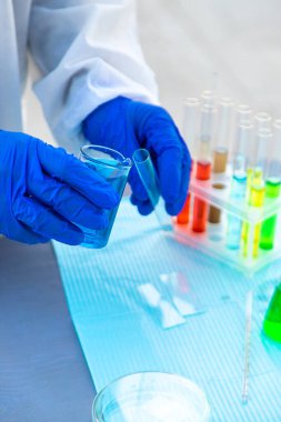 Test tüpleri ve reaksiyonlar laboratuara. Seçici odaklanma. ilaç.