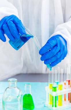 Test tüpleri ve reaksiyonlar laboratuara. Seçici odaklanma. ilaç.