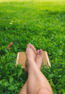 Yoga tahtası. Seçici odaklanma. çimenler.