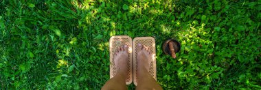 Yoga tahtası. Seçici odaklanma. çimenler.