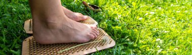 Yoga tahtası. Seçici odaklanma. çimenler.