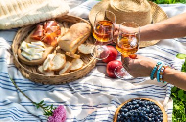 Piknikteki kadının ellerinde şarap. Seçici odaklanma. Doğa.