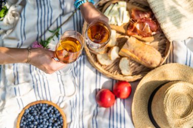 Piknikteki kadının ellerinde şarap. Seçici odaklanma. Doğa.