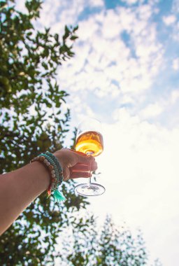 Piknikteki kadının ellerinde şarap. Seçici odaklanma. Doğa.