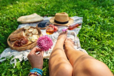 Piknikteki kadının ellerinde şarap. Seçici odaklanma. Doğa.