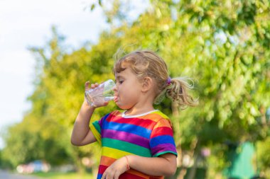 Bir çocuk bardaktan su içer. Seçici odaklanma. Çocuk.