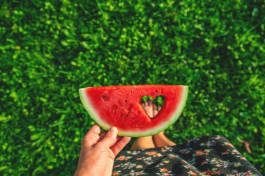 Kalp şeklinde bir karpuz parçası. Seçici odaklanma. Yiyecek..