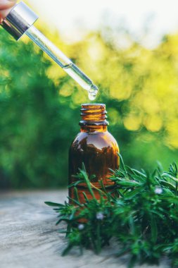 Kekik özü şişede. Seçici odaklanma. Doğa.