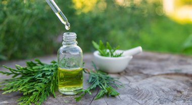 Şişede ardıç özü var. Seçici odaklanma. Doğa.