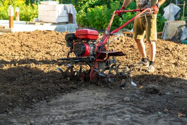 Adam traktörle toprağı sürüyor. Seçici odaklanma. Doğa