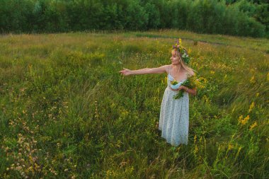 Şifalı bitkilerle çayırda bir kadın. Seçici odaklanma. Doğa.