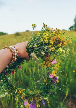 Şifalı bitkilerle çayırda bir kadın. Seçici odaklanma. Doğa.