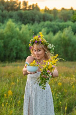 Şifalı bitkilerle çayırda bir kadın. Seçici odaklanma. Doğa.