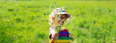 Çalı çiçeğine alerjisi olan bir çocuk. Seçici odaklanma. Çocuk.