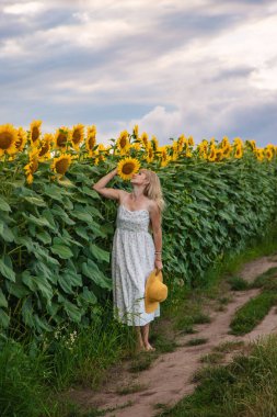 Tarlada ayçiçekleri içinde bir kadın. Seçici odaklanma. Doğa.
