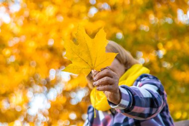 Sonbahar parkında kıdemli bir kadın. Seçici odaklanma. Doğa.