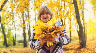 Sonbahar parkında kıdemli bir kadın. Seçici odaklanma. Doğa.