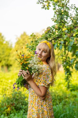 Çayırda şifalı otları olan bir kadın. Seçici odaklanma. Doğa.