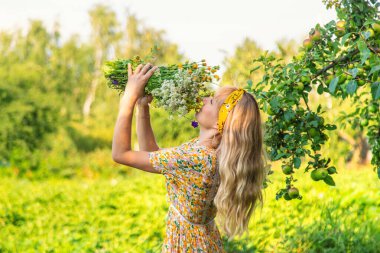 Çayırda şifalı otları olan bir kadın. Seçici odaklanma. Doğa.