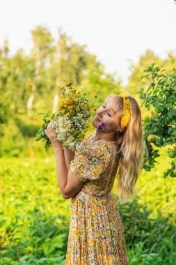Çayırda şifalı otları olan bir kadın. Seçici odaklanma. Doğa.