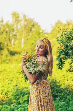Çayırda şifalı otları olan bir kadın. Seçici odaklanma. Doğa.