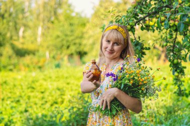 Çayırda şifalı otları olan bir kadın. Seçici odaklanma. Doğa.