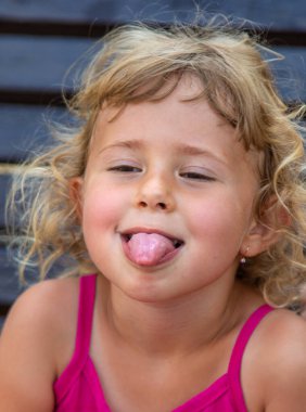 Dilini çıkaran çocuk. Seçici odaklanma. Doğa.