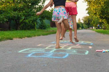 Çocuklar sokakta seksek oynuyorlar. Seçici odaklanma. çocuklar.