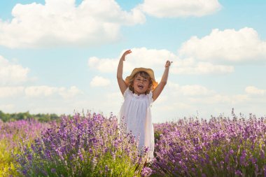 Lavanta tarlasında bir kız çocuğu. Seçici odaklanma. çocuk.