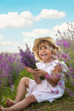 Lavanta tarlasında bir kız çocuğu. Seçici odaklanma. çocuk.