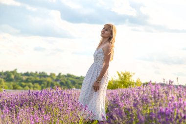 Lavanta tarlasında bir kadın. Seçici odaklanma. Doğa.