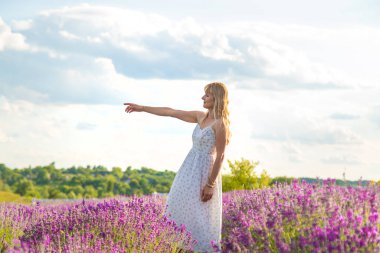 Lavanta tarlasında bir kadın. Seçici odaklanma. Doğa.
