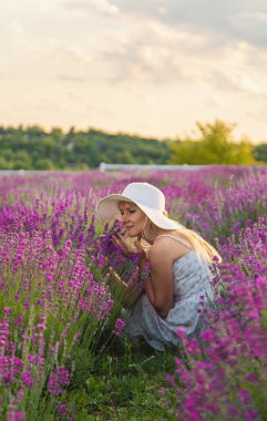 Lavanta tarlasında bir kadın. Seçici odaklanma. Doğa.