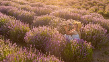 Lavanta tarlasında bir kadın. Seçici odaklanma. Doğa.