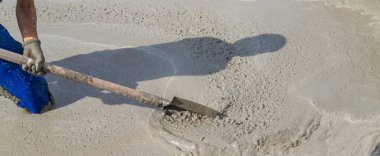 Bir makineden beton dökülüyor. Seçici odaklanma. iş.